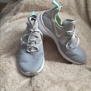 NWT Women's Free TR 8 Pure Platinum/White 942888-003 Size 8